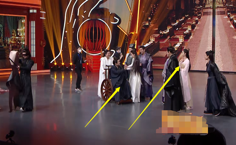 [李沁]王牌录制中场休息，沈腾看到李沁就急着握手，谁注意到宋轶反应？