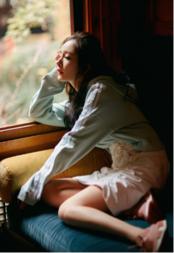 杨幂@杨幂什么时候才停止扮嫩！穿粉旗袍扎双马尾现身，藏不住的韵味