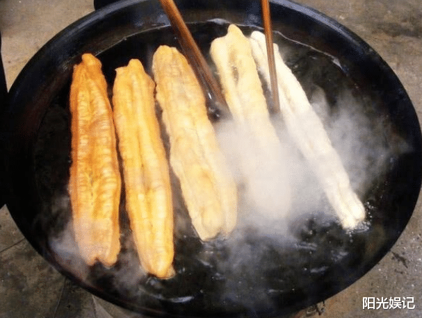 『炸油条』炸油条，用食用碱还是泡打粉？不少人搞错，难怪不膨不酥，教你做法