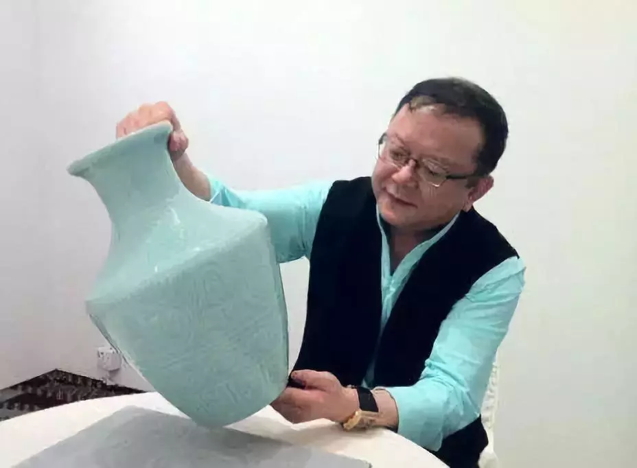 |王刚四合院曝光！摆300年黄花梨桌子，挂齐白石真迹