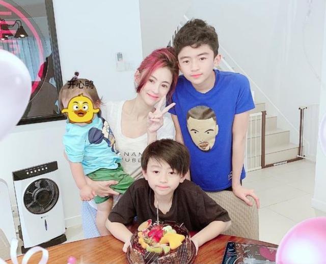 「大张伟」张柏芝点赞王菲内容后晒三胎儿子, 疑借歌词回应风波: 感情无论对错