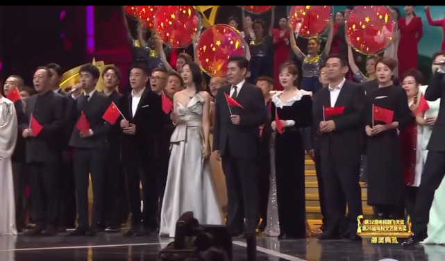 童瑶|飞天奖大合影排位惹争议,孙俪童瑶站中心位,视后秦海璐站边上被抢风头