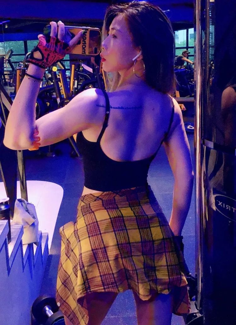 健身：独自绽放的“健身房一姐”：世界越不安，越是要健身！