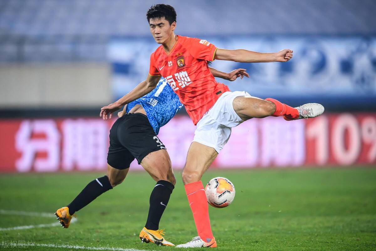 广州恒大|恒大中卫位置又迎来新面孔挑大梁，本轮表现可圈可点，曾留洋海外