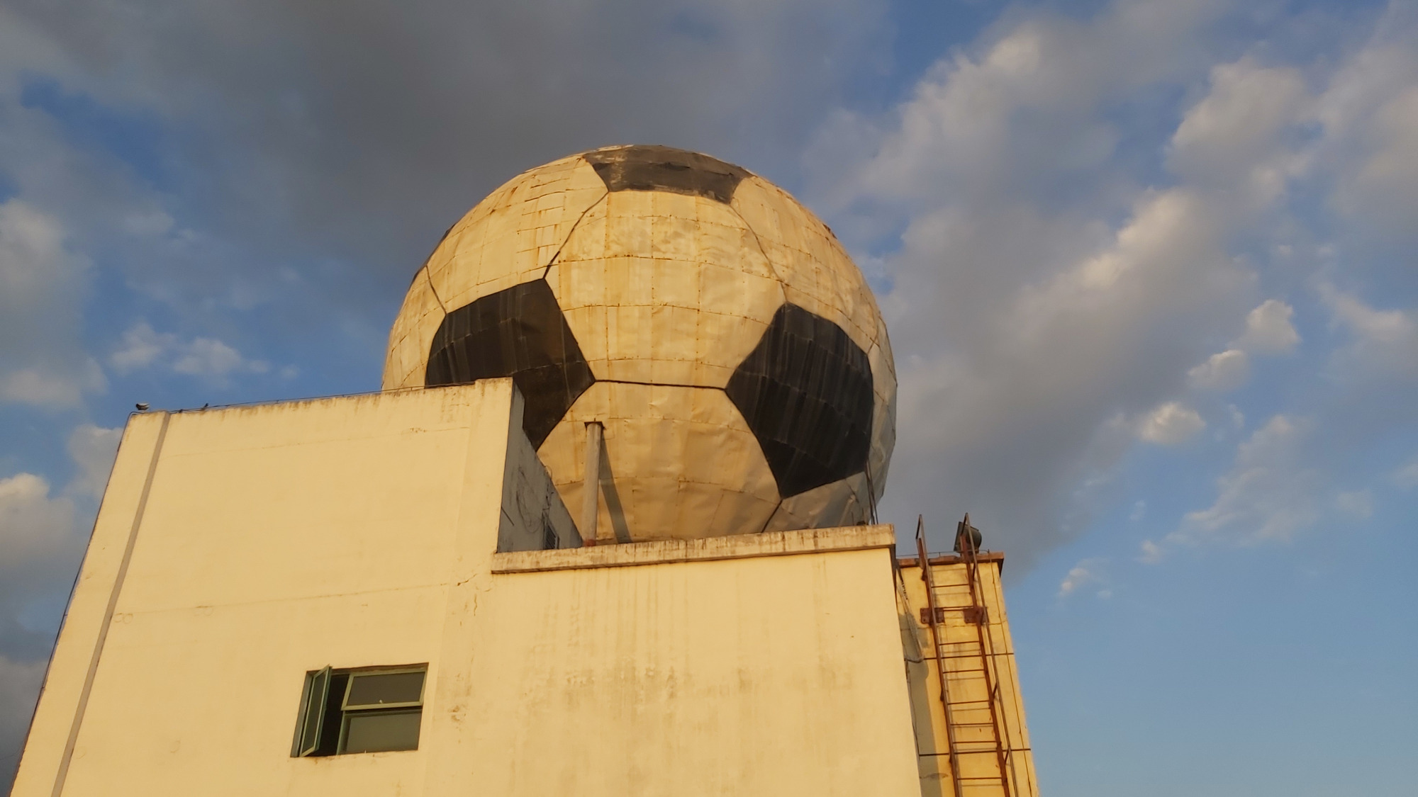 深圳龙华的一栋奇葩建筑，远看楼顶是“足球”，近看是写字楼