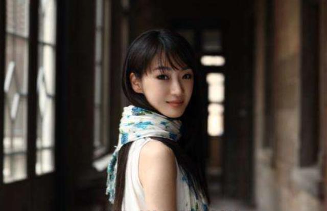 她是清朝的格格，有着皇族血脉，从不接宫廷戏，却为刘德华演格格