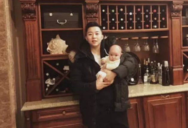 那个不惜一切花50万到国外购买精子的29岁CEO，生下5国混血，如今成这样