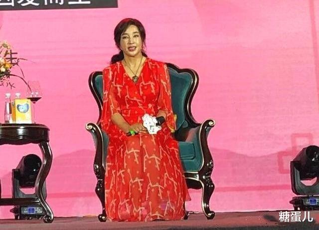 刘晓庆|刘晓庆终于直视衰老，面对镜头很真实，长满老年斑都不怕拍！