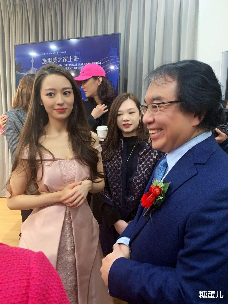 郎朗|郎朗老婆官宣怀孕喜讯，穿蕾丝裙现身，肚子上赘肉已经横着长了！