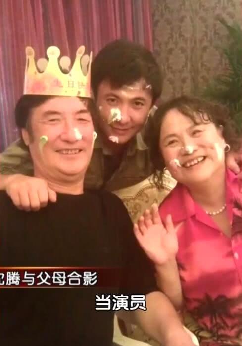 「」沈腾为父母三亚买海景别墅，下楼梯时手搀父亲，获多名销售陪同！