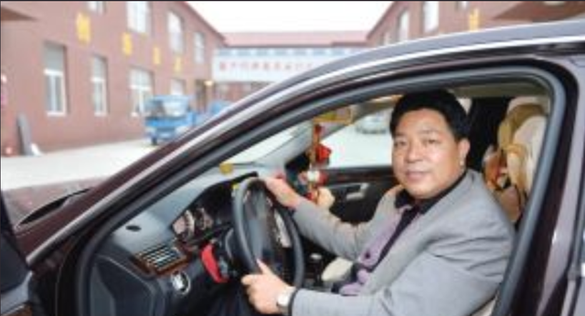 丹青解说 “小乞丐”成大富豪，用百万支票回报大姐，只因20年前的善举