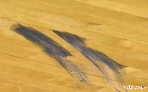 #勒布朗·詹姆斯#照片看詹姆斯身体有多恐怖！2次起跳摸险篮板上沿，急停留刹车印