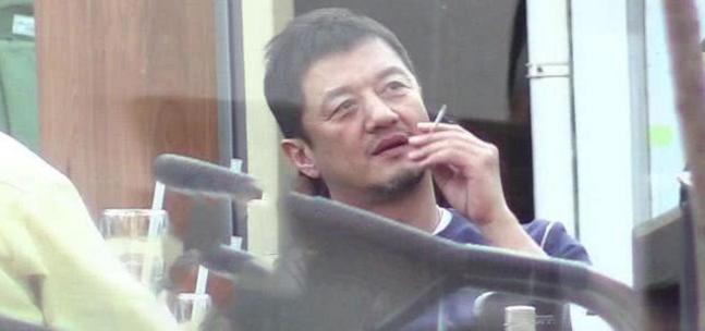 「李亚鹏」李亚鹏胡子拉碴出门会友，新店开张生意惨淡，室内抽烟引争议