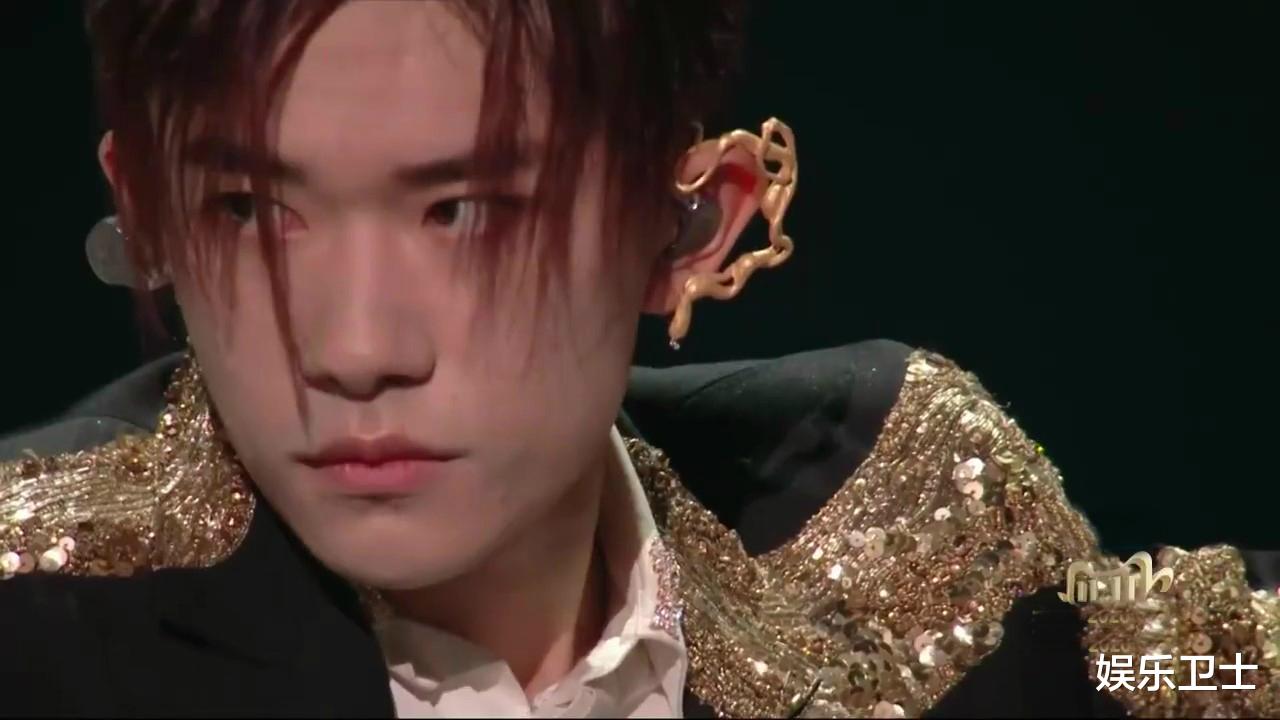 易烊千玺|双十一狂欢夜举办，易烊千玺唱歌翻车被吐槽难听，张艺兴飞起来了超炫酷