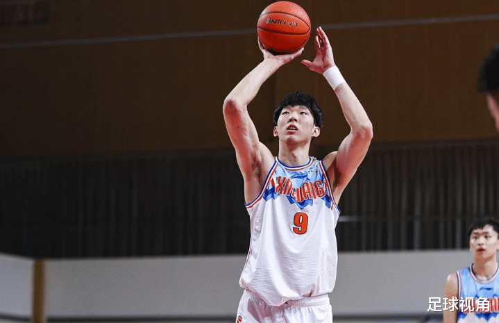 周琦|周琦进化了！如今浑身肌肉不输字母哥，统治力堪比姚明