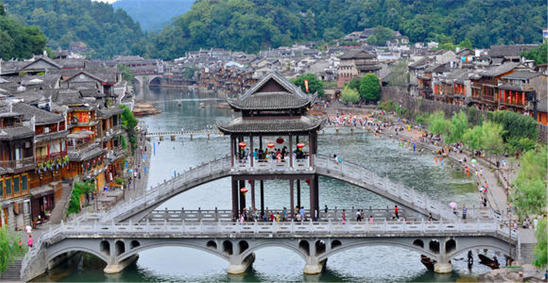 凤凰古城|连厕所都收费的景点，提价一次却赶走了游客，游客暴跌80%