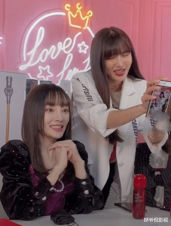 「李小璐」李小璐直播被骂惨，后台哭到脱妆，离开10级滤镜后，颜值让P图师沉默