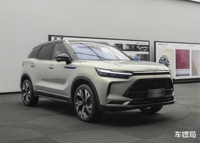 『SUV』北汽终于“开窍了”，这款SUV命名X7，轴距2.8米，配三块大屏幕！