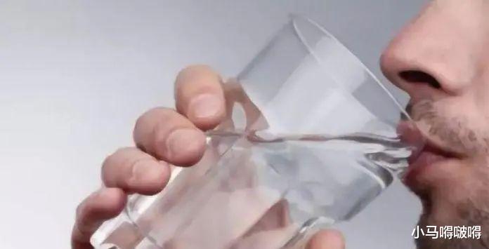 [三伏]38岁男子，尿酸高达820，突然肾衰竭，医生痛斥：怎能拿它当水喝