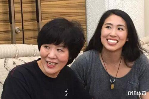 『郎平』60岁郎平戴护腰督战女排!委婉批评李盈莹,和张常宁开玩笑调节气氛