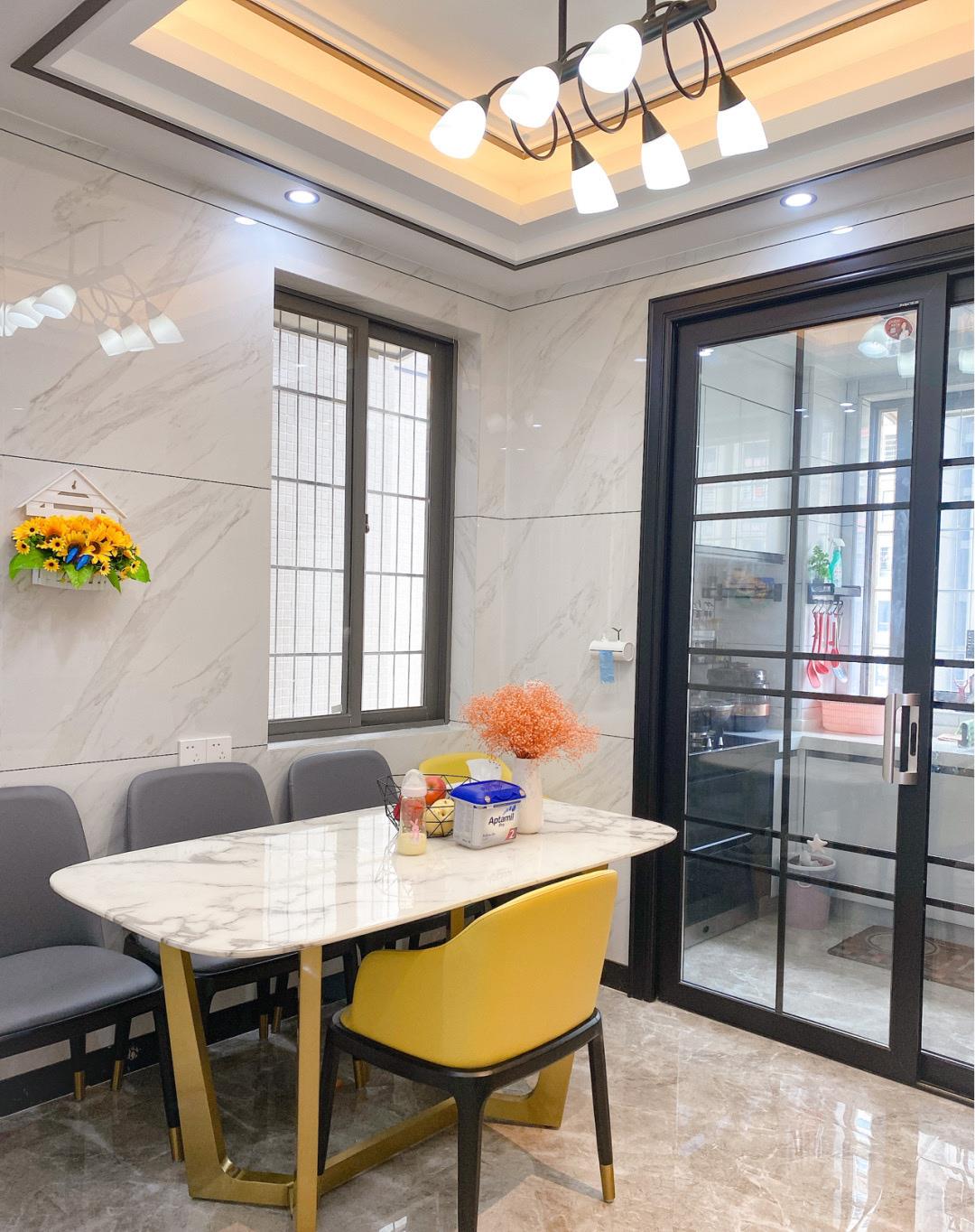 #大门#晒晒刚入住的新房，客餐厅瓷砖上墙大气，搭配浅灰地板特别耐脏！