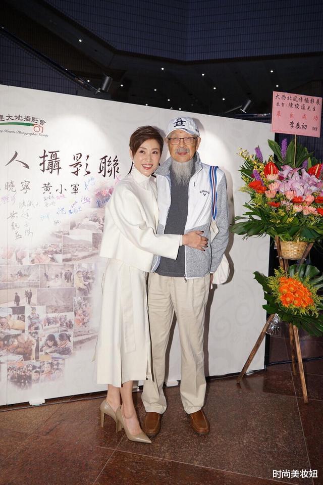 穿衣搭配|陈法蓉携父亲亮相,高领毛衣配白色外套端庄优雅,超短发好洋气