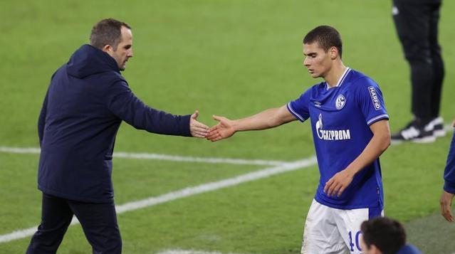 沙尔克04|82分钟绝平，2-2！德甲7冠王又崩了，狂丢22球，刷爆116年耻辱