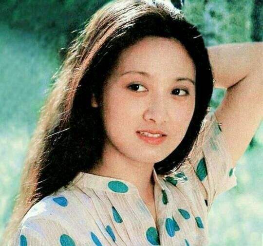 『邓婕』65岁张国立晒夫妻年轻时的照片，在没有美颜的年代，邓婕是真漂亮