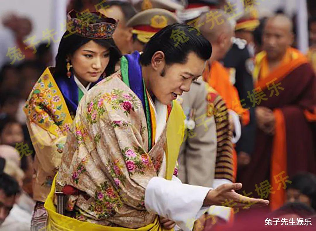 30歲不丹王後如此卑微，在國王身邊長跪不起，夫妻情分所剩不多瞭-圖5