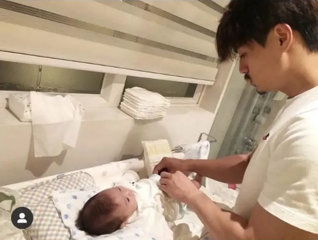 [杨怡]杨怡产女两月后晒全身照，穿背带裤腰身纤细，带女儿外出难掩幸福