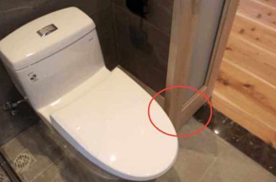 『』卫生间门一打开就撞马桶？装修工人这样做，不仅解决问题还实用！