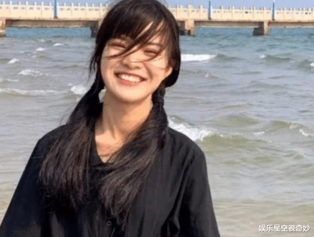 [整容]有种“整容”叫七阿姨不扎双马尾！将头发全部梳起后，美到不敢认