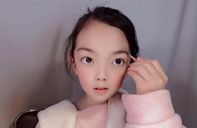 『淡妆』小学生在家化了款修颜淡妆，妆后效果居然让人另眼相看，网友：也太厉害了吧
