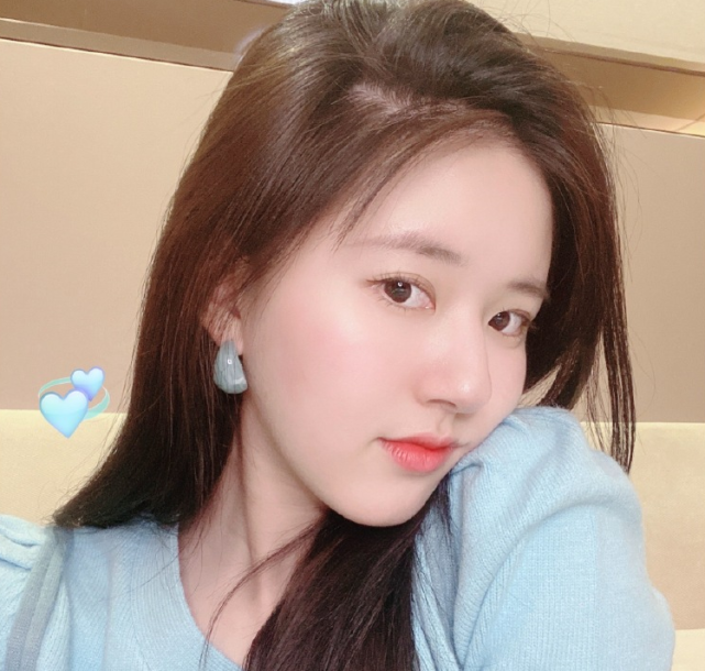 赵露思■赵露思挑战学生服，扎着双马尾，看到效果，直男都心动了