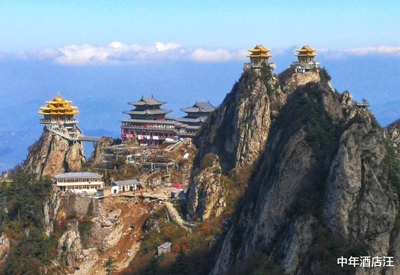 金顶@中国最危险的三大峰顶,看到都瑟瑟发抖,网友:爬上去的都是狠人