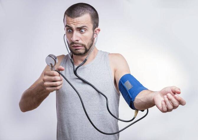 肾衰竭|肾衰竭来临时，身上会有这5种表现，超过2个以上，需及时就医