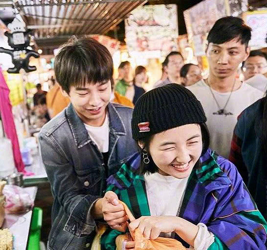 「张子枫」彭昱畅公开恋情后，张子枫更博，看到她评论区，忍不住露出姨母笑