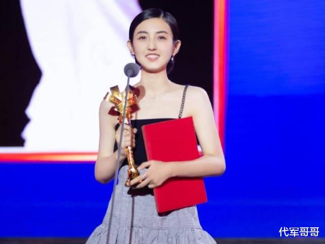 张子枫|19岁张子枫再获殊荣！参加高考被质疑搞特权，神秘家世背景曝光