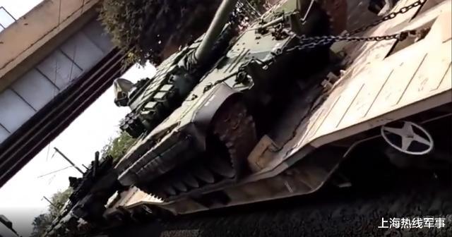 「印度」印度传出战备信号：铁路运送大量坦克，大举向边界增兵部署