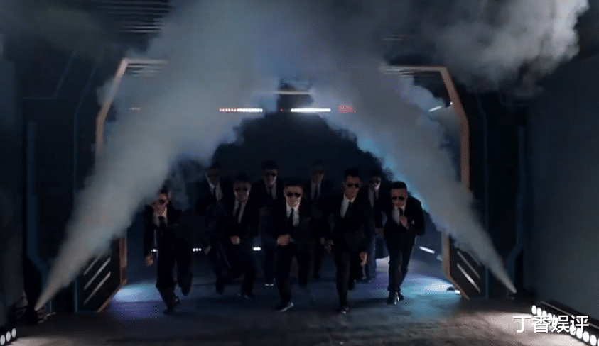 郭麒麟|《跑男》与黑衣人赛跑，王嘉尔发起挑衅，谁注意到郭麒麟的做法？