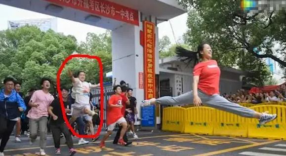 女孩|用“一字马”第一个冲出考场的女生，高考成绩出来，网友炸了锅