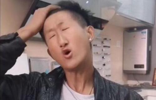 『』“紧凑哥“火了之后，又现”紧凑姐“，看清她的长相后，网友：请就地结婚！