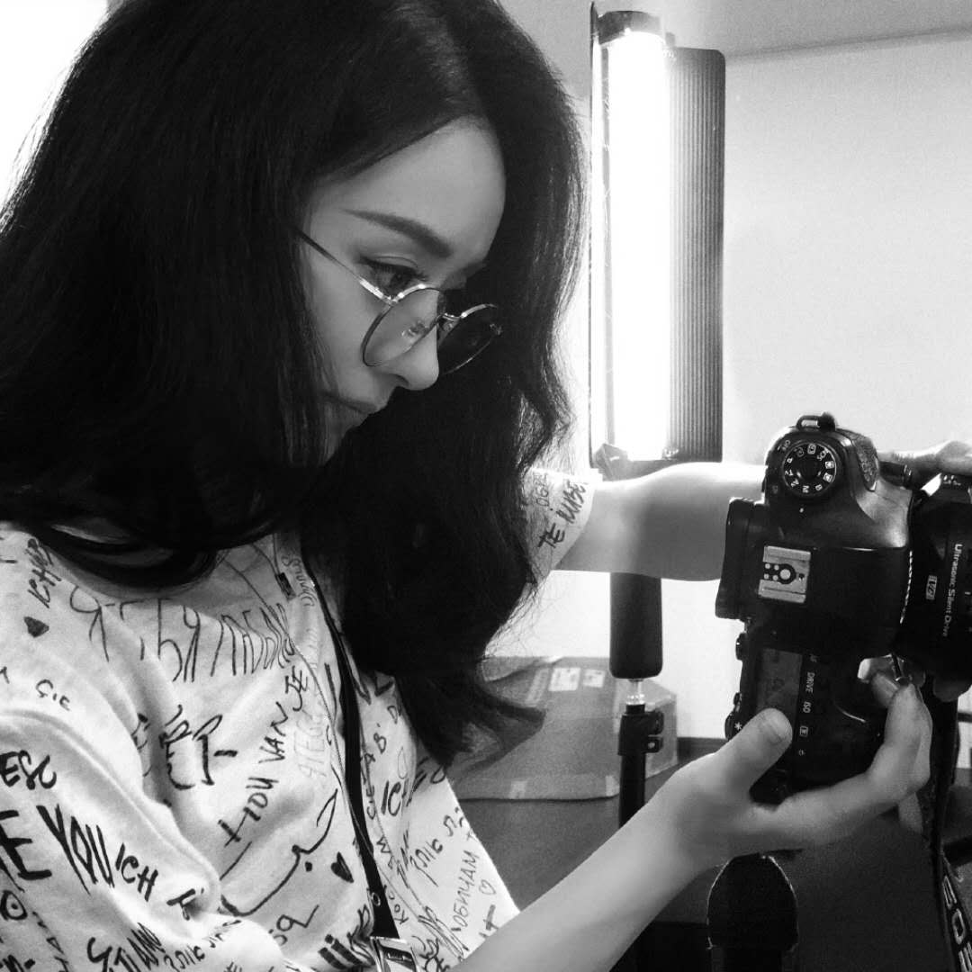 『赵丽颖』赵丽颖少女坐姿火了，盘腿姿势熟练，却因裙子太短引争议