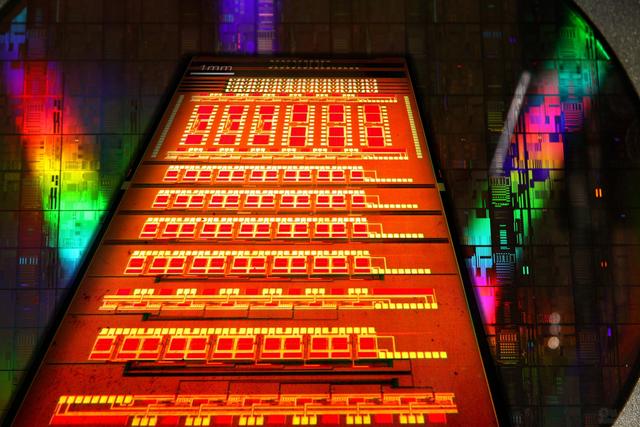 比亚迪|比亚迪玩起“跨界打劫”，王传福不低调了，自研芯片成领域巨头