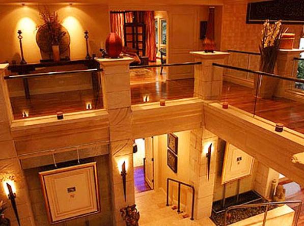 佛系|走进伏明霞在香港的豪宅，屋顶有按摩浴缸，整个阳台对着一线海滩