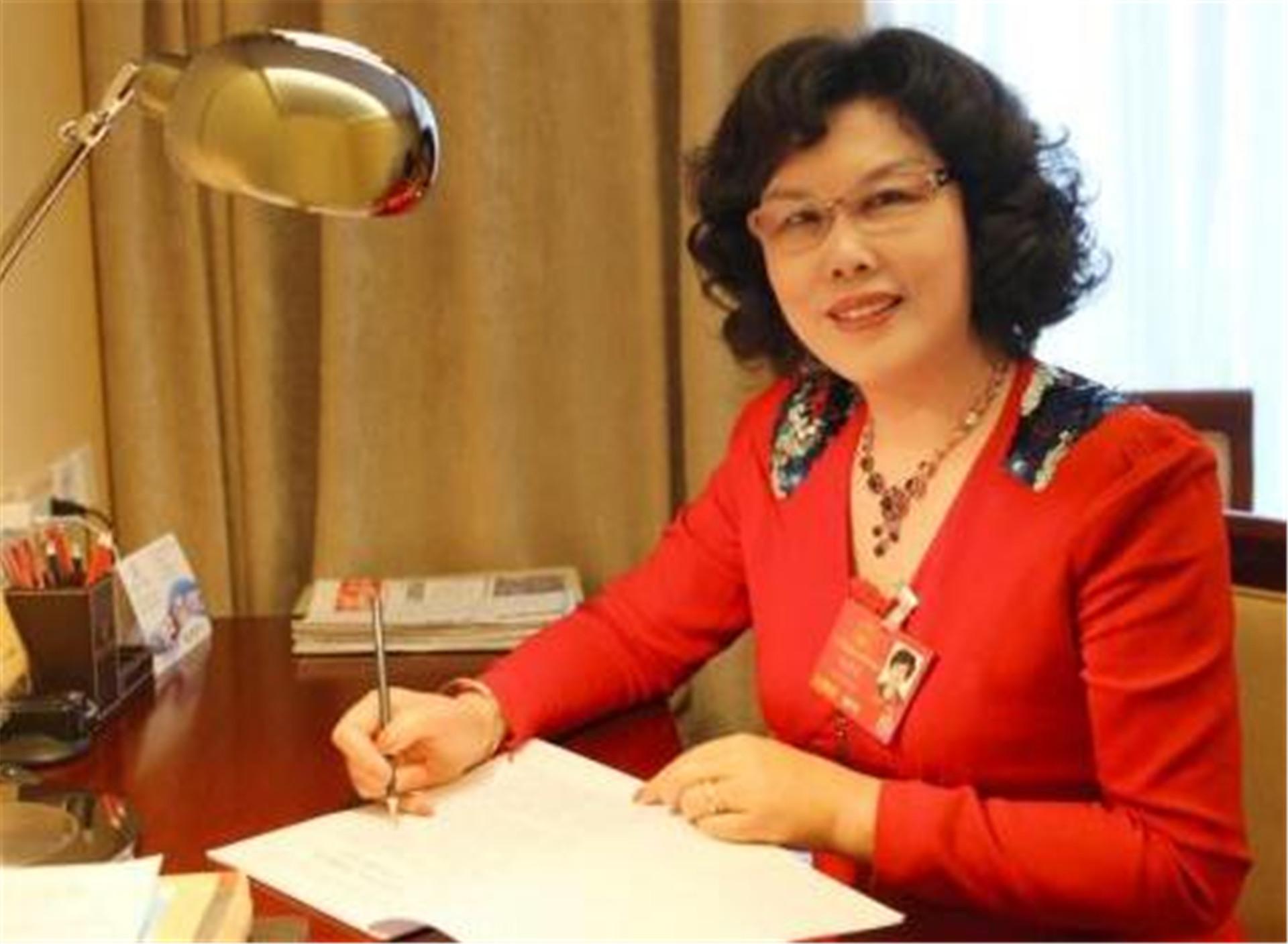 晓君侃史|农村女拖拉机手，逆袭成百亿富豪后，买下百辆豪车送给员工