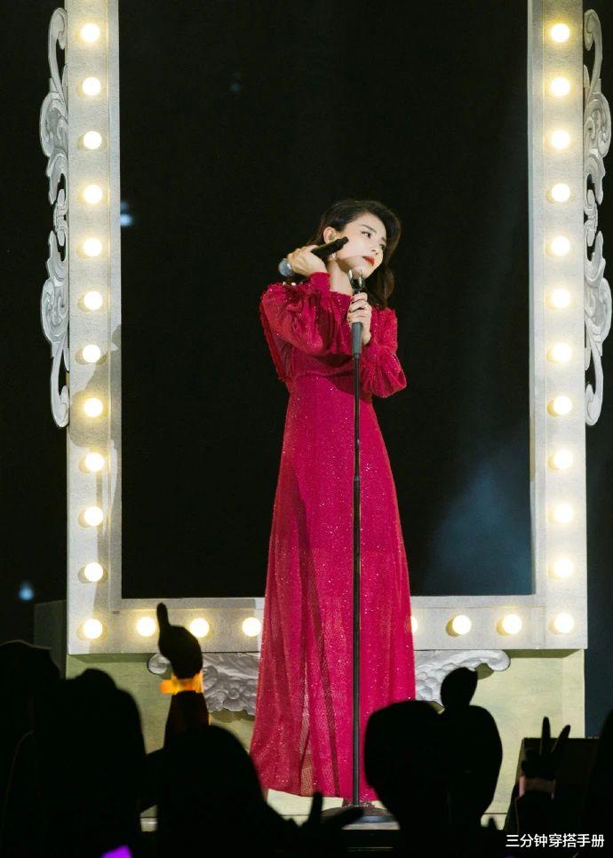 衬衫：刘涛年纪越大越迷人了！穿扑克衬衫配红唇，御姐气质拿捏得超到位