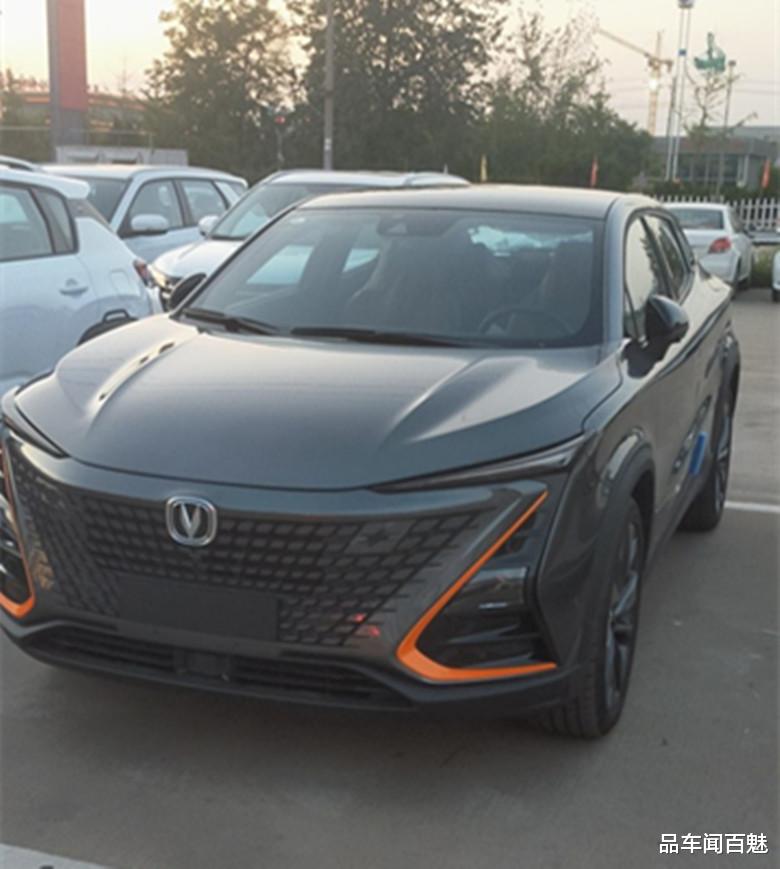 『长安汽车』长安Uni-t预售开启并相继到店，大灯亮起时，网友：是心动的感觉