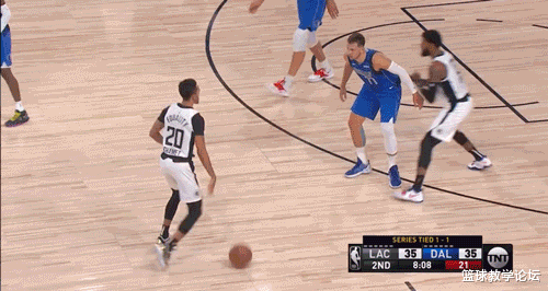 区俊炫|冲突!老实人都被逼急了!90度严重崴脚!快船让东契奇心碎