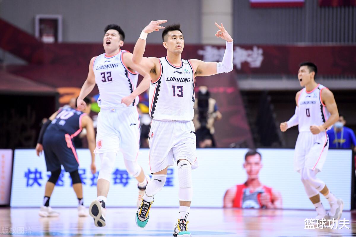 易建联|耻辱大逆转，杜峰板着脸一言不发！苏群送4个字 谁又注意到易建联的举动？